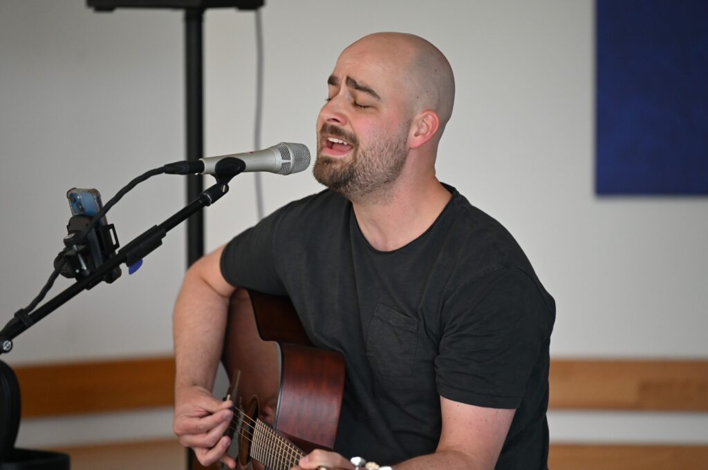 Ein Musiker beim 16. Process Gardening Community-Treffen