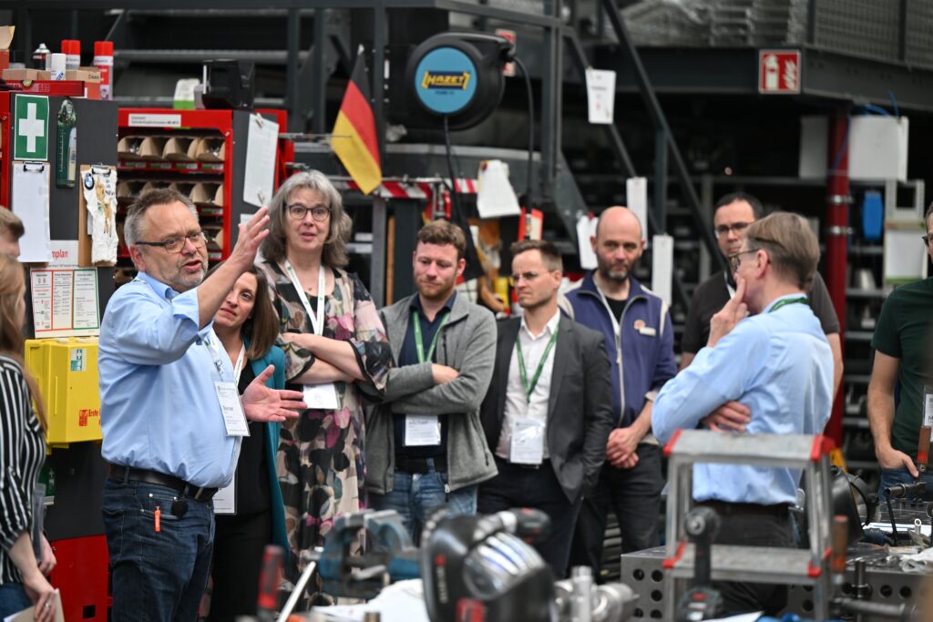 Reiner Wolf und Teilnehmer bei der Betriebsführung durch die vapic Produktionshallen